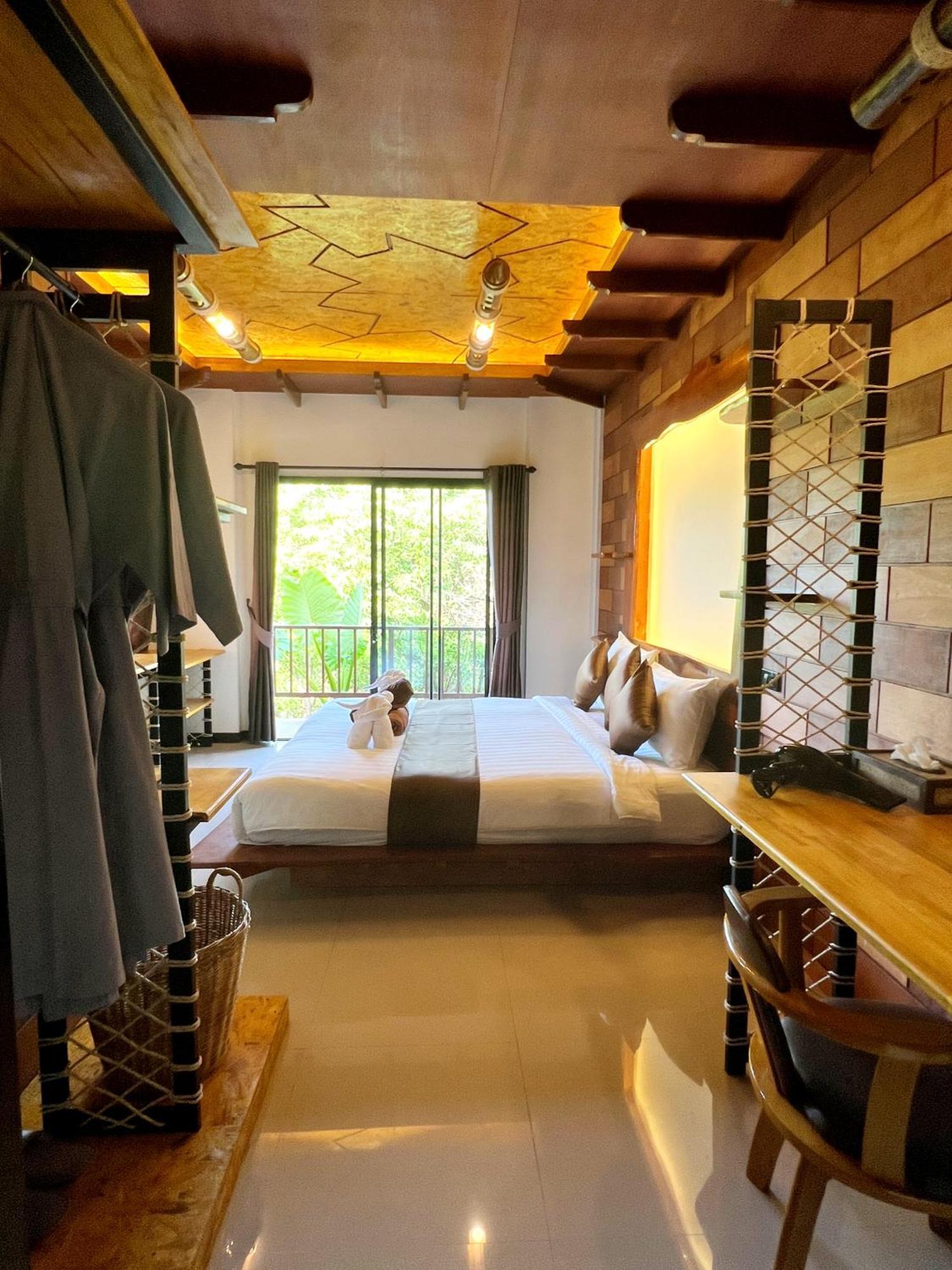Puteri Lanta Family Ko Lanta